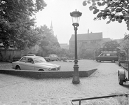 880902 Gezicht op de Abraham Dolehof te Utrecht, vanuit de Abraham Dolesteeg, met op de achtergrond de achterzijde van ...